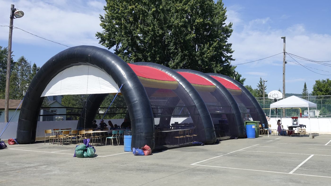 Le grand chapiteau installé sur la patinoire du parc municipal