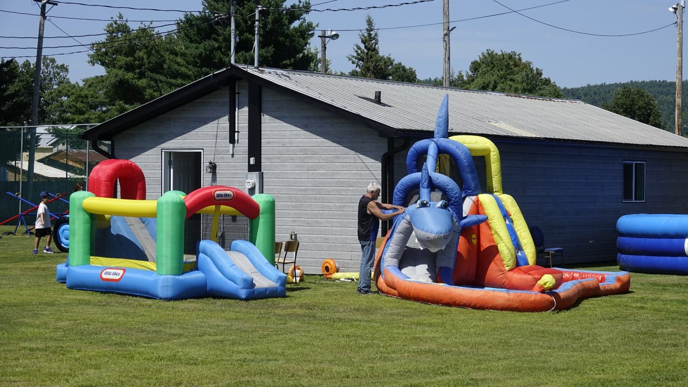 Installation des jeux gonflables pour les enfants