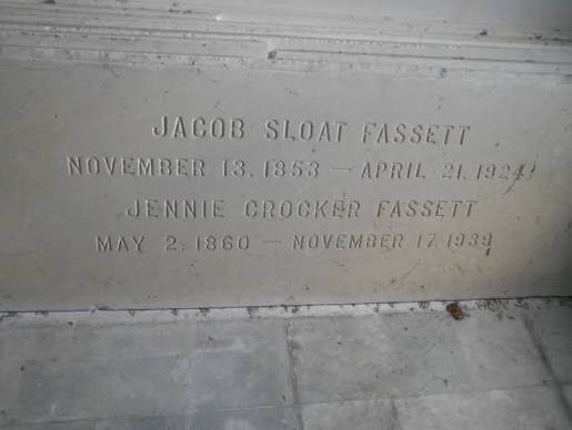 Inscription funéraire de Jacob Sloat Fassett et Jennie Crocker Fassett
